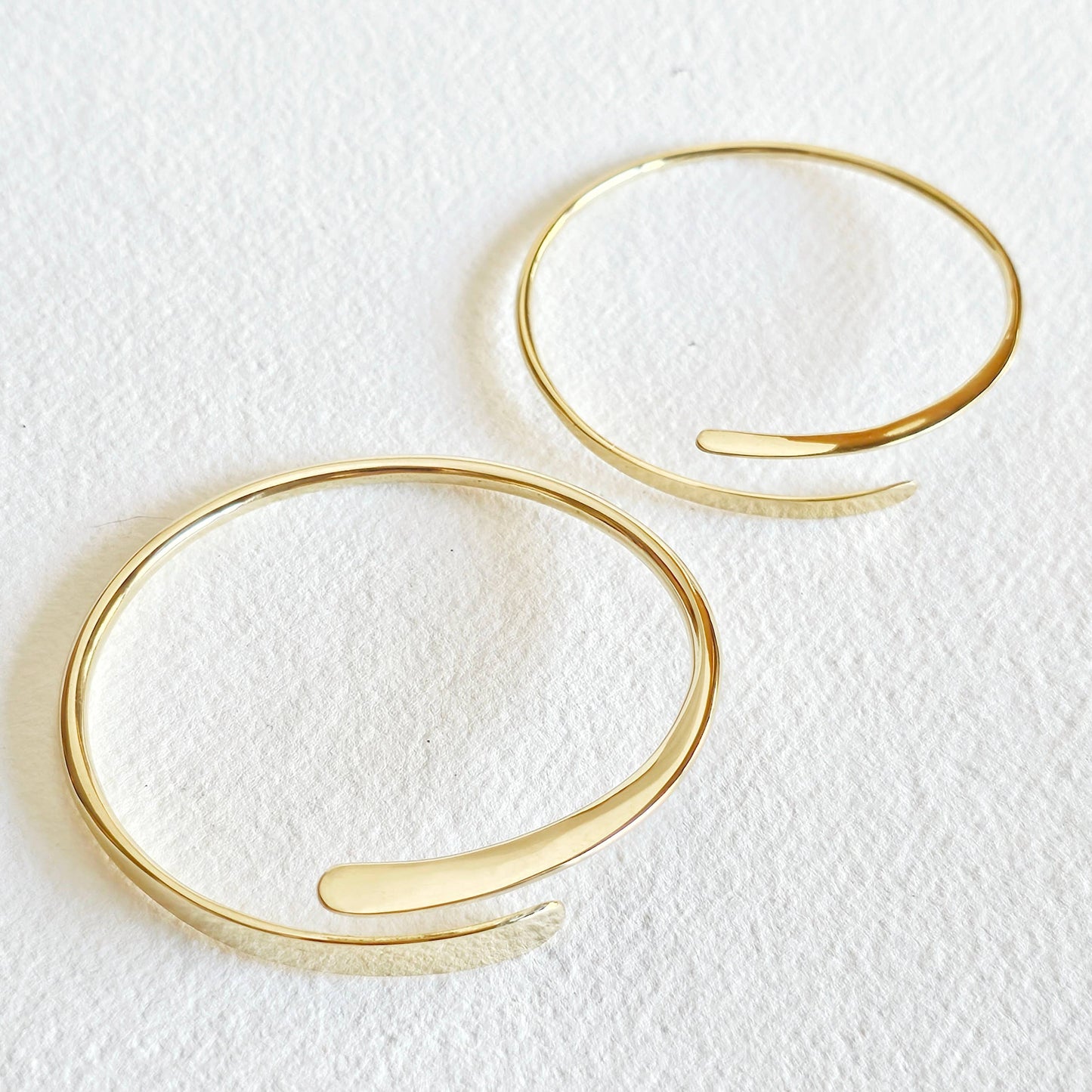 Bisjoux - Brass simple wire thread bangle bracelet flat ends 2 styles: Thin